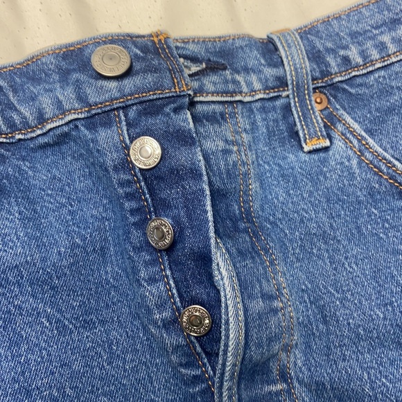 Levi Shorts - Picture 3 of 6